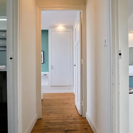 Hypercentre-2 Bedrooms Very Bright + Parking Appartamento