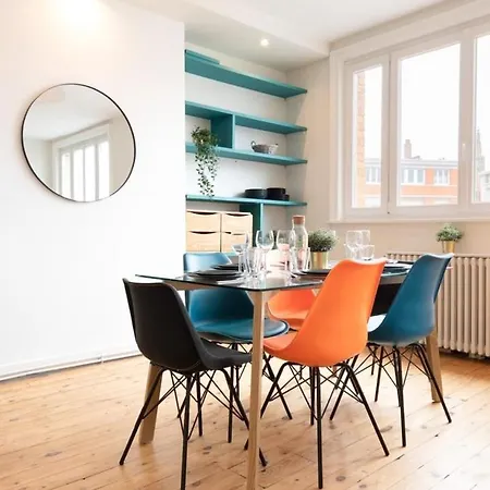 Hypercentre-2 Bedrooms Very Bright + Parking *