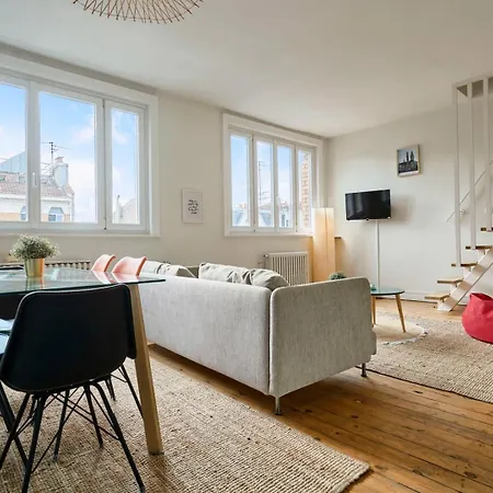 Hypercentre-2 Bedrooms Very Bright + Parking アパート