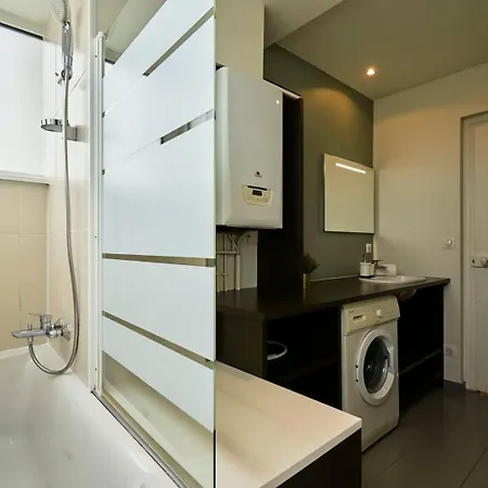 Hypercentre-2 Bedrooms Very Bright + Parking *