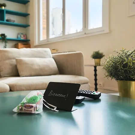 Hypercentre-2 Bedrooms Very Bright + Parking *